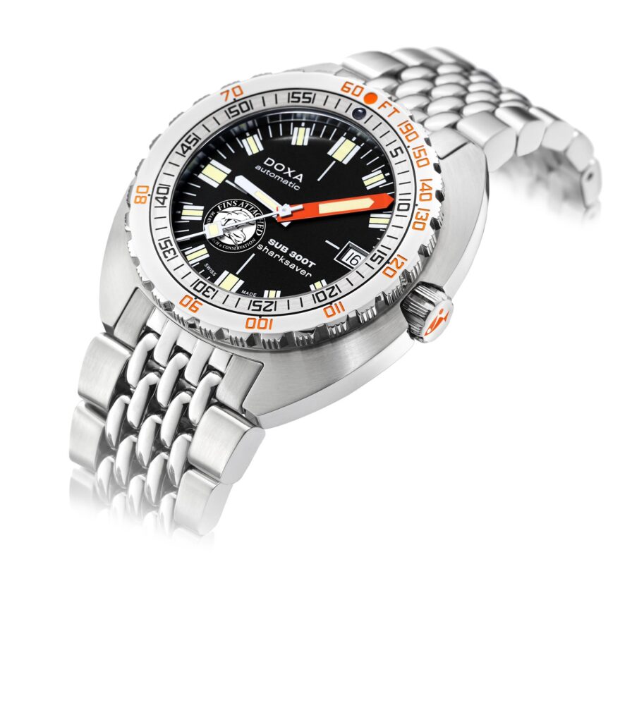 Reloj de buceo DOXA SUB 300T Sharksaver Fins Attached en perspectiva mostrando la caja de acero