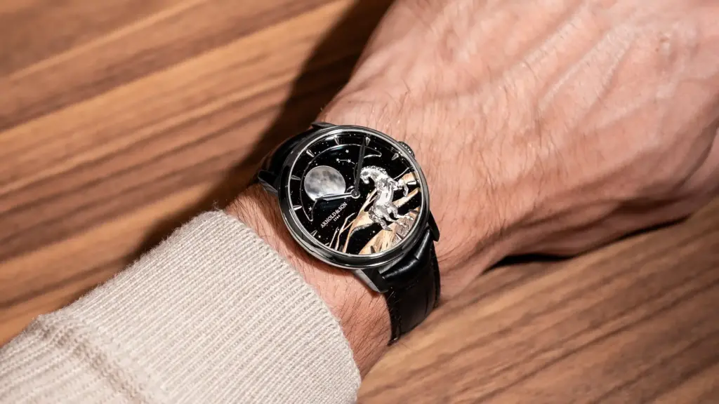 Arnold & Son Perpetual Moon 41.5 Platinum «Horse of the Dunes» en la muñeca