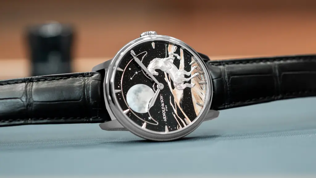 Arnold & Son Perpetual Moon 41.5 Platinum «Horse of the Dunes» en la mesa