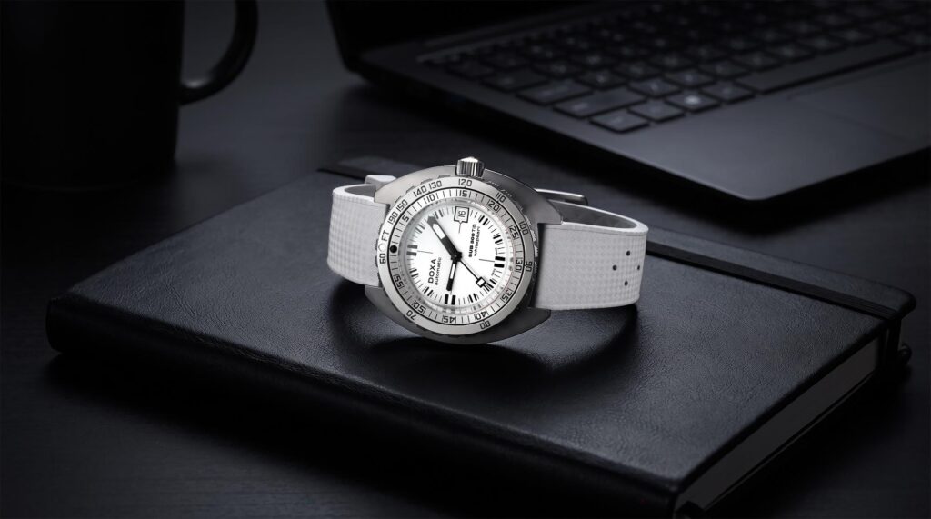 DOXA SUB 300 Ti5 con esfera blanca
