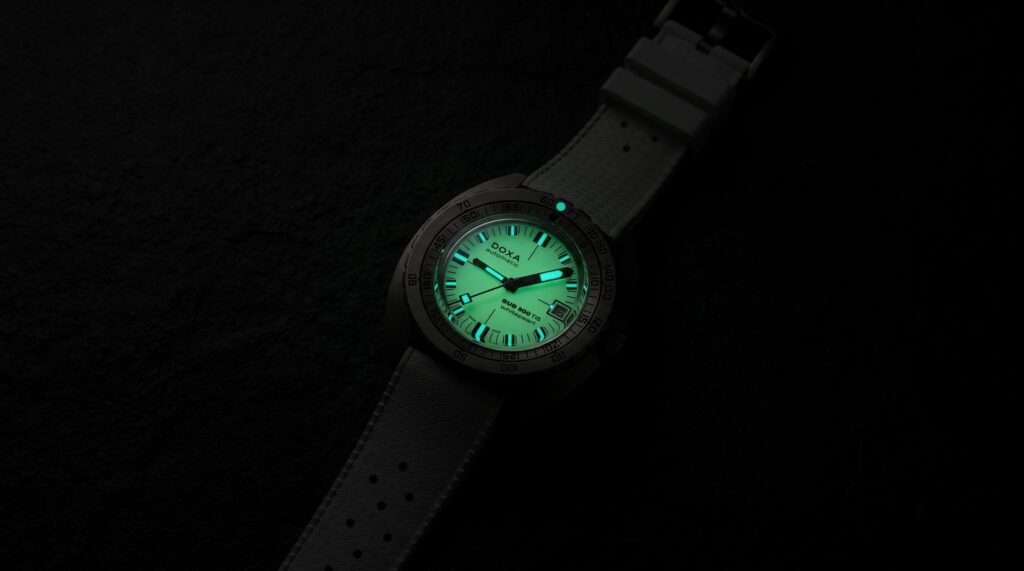 DOXA SUB 300 Ti5 lumen