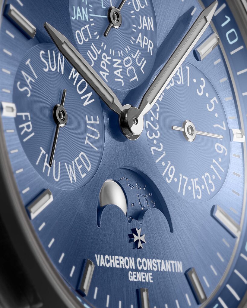Detalle de la esfera azul celeste del Vacheron Constantin Overseas Calendario Perpetuo Ultraplano.