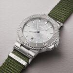 Reloj Oris Social Club Edition II Aquis Date Relief con esfera frosted silver y correa NATO verde