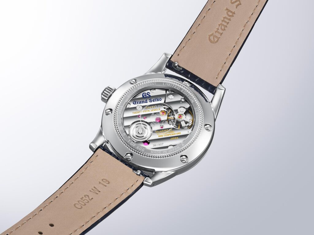 Calibre 9S64 de cuerda manual a través del fondo transparente del Grand Seiko SBGW325