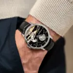 Arnold & Son Perpetual Moon 41.5 Platinum Horse of the Dunes en la muñeca