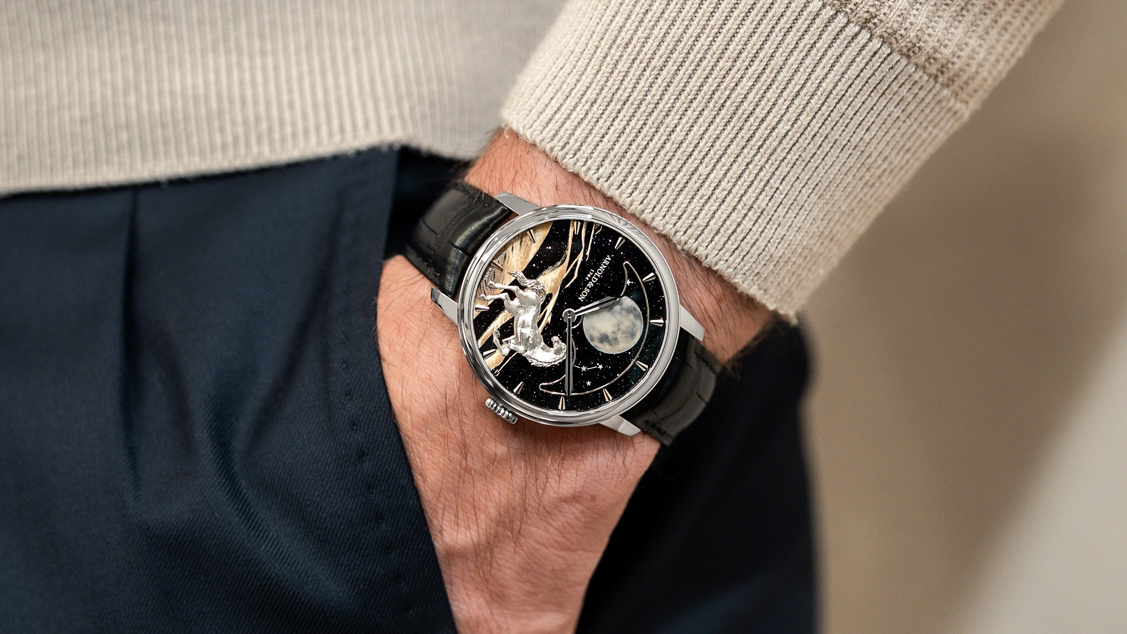Arnold & Son Perpetual Moon 41.5 Platinum Horse of the Dunes en la muñeca