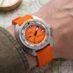 eloj de buceo DOXA SUB 300 Ti5 de titanio de grado 5 en la muñeca