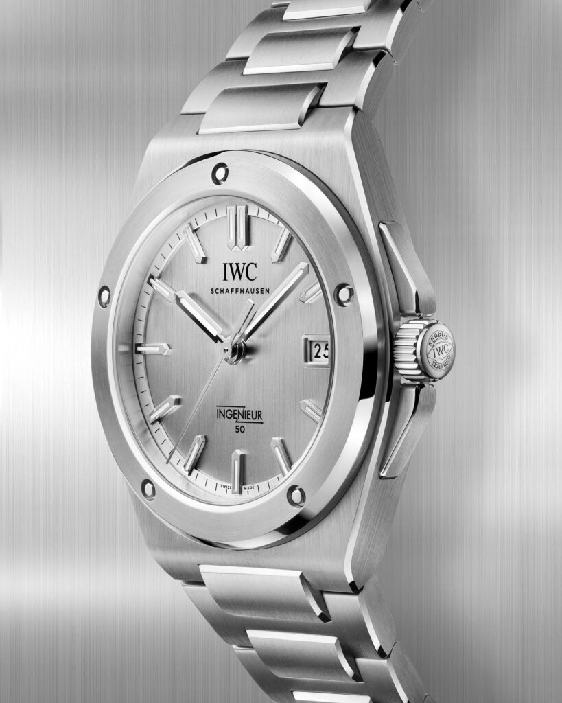 uevo IWC Ingenieur Automático 50 Aniversario con esfera plateada vista de lado