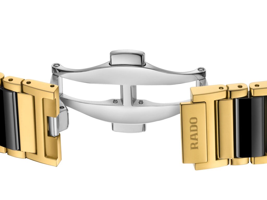 Detalle del brazalete del Rado Integral con eslabones de cerámica de alta tecnología y PVD oro.