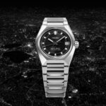 King Seiko VANAC HKF005 sobre fondo nocturno del skyline de Tokio