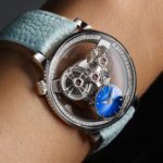 MB&F SP One Pavée en oro blanco de 38 mm engastado con diamantes y esfera azul inclinada