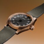 Reloj de aviador Oris ProPilot Bronze con caja de bronce y correa de gamuza verde oscuro