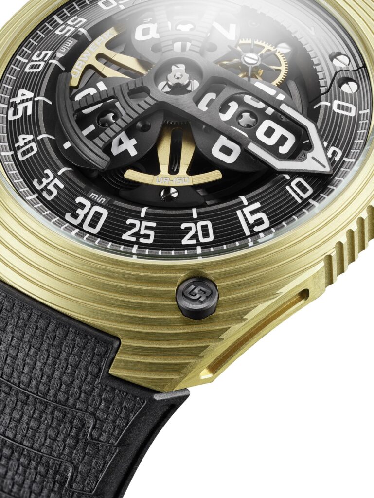 URWERK UR-150 Golden Scorpion en oro amarillo detalle centrado