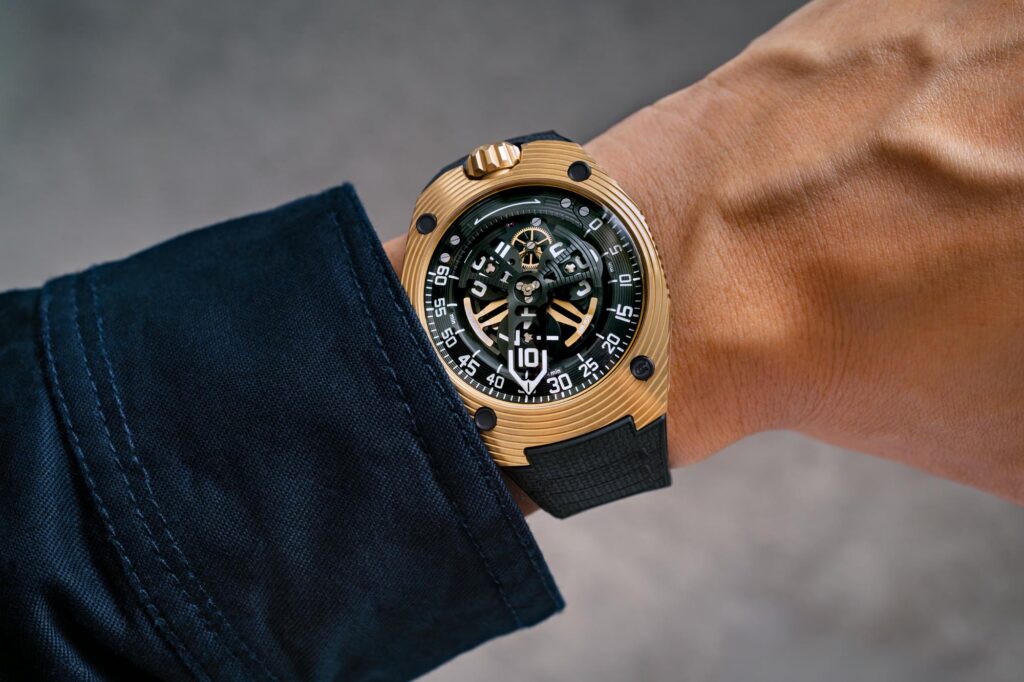 URWERK UR-150 Golden Scorpion en oro amarillo en la muñeca