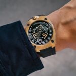 URWERK UR-150 Golden Scorpion en oro amarillo 2N en la muñeca