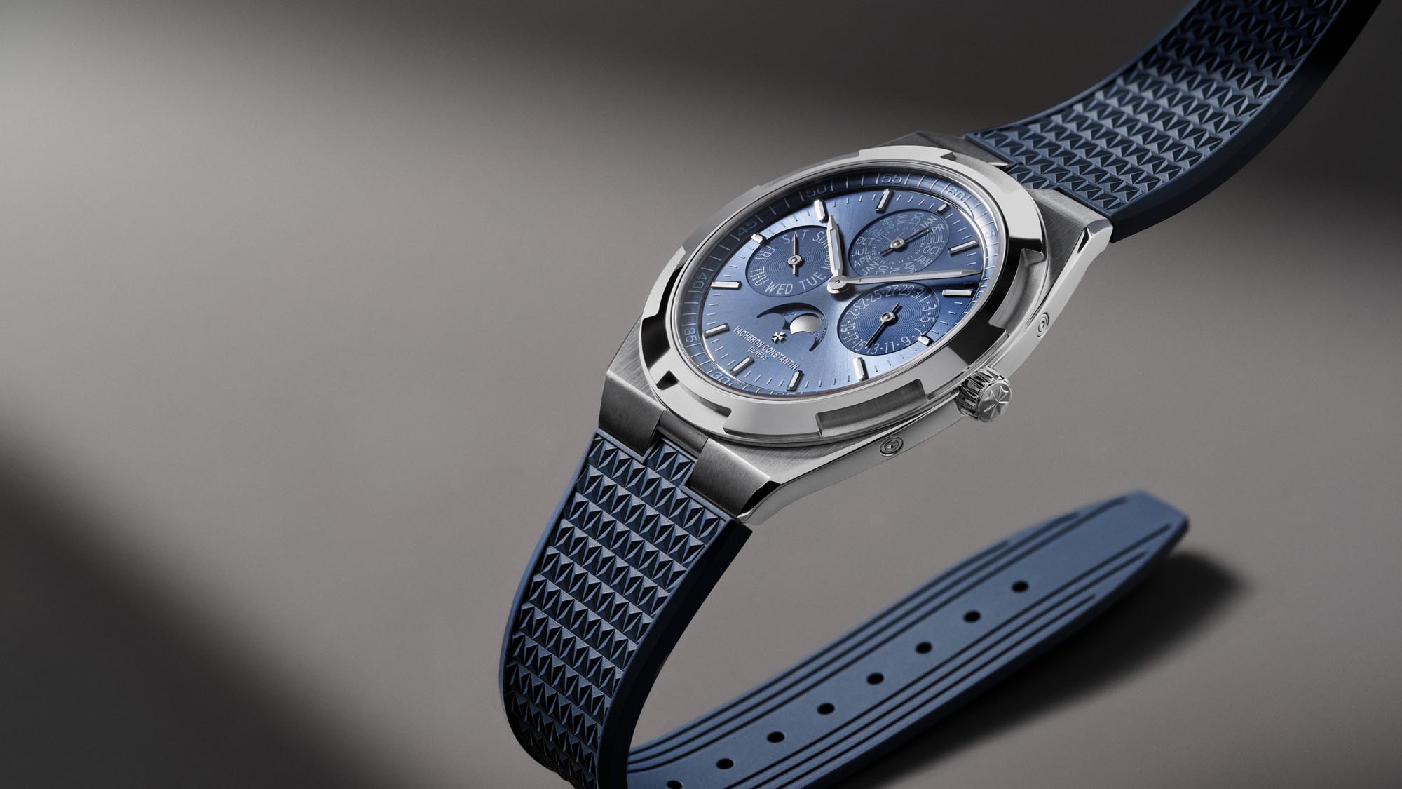 Vacheron Constantin Overseas Calendario Perpetuo Ultraplano con esfera azul celeste y correa de caucho