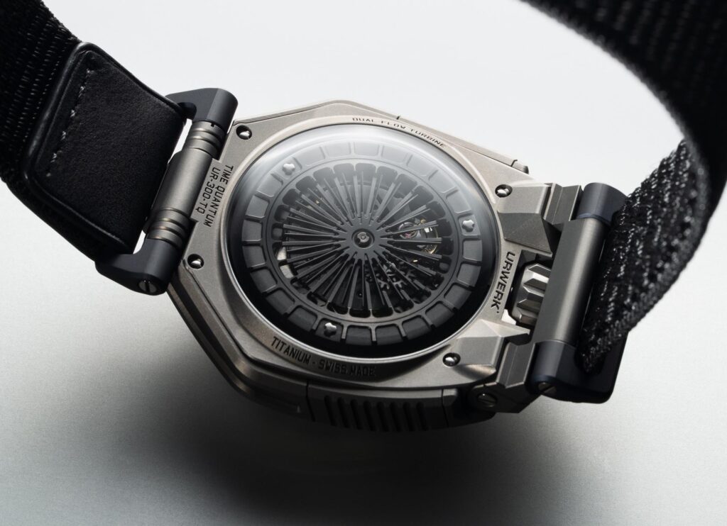 URWERK UR-300 Time Quantum en la muñeca mostrando su imponente caja de titanio