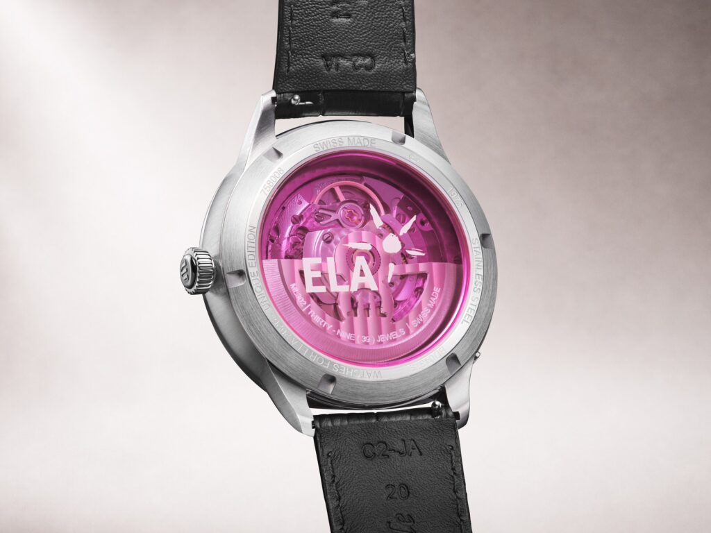 Fondo de caja transparente con el logotipo de ELA impreso en rosa del Maurice Lacroix 1975 Master Grand Date Retrograde.