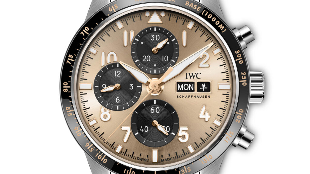 Detalle macro de la esfera dorada y contadores negros del IWC Performance Chronograph 41 Goat