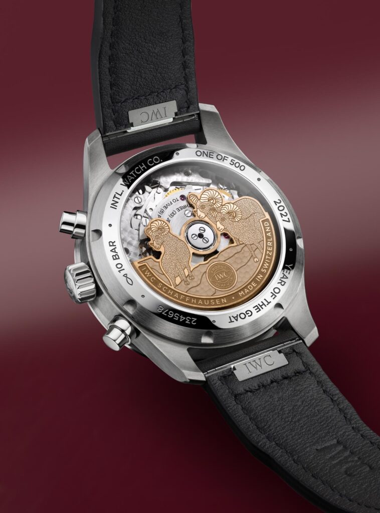 fondo trasera del Detalle macro de la masa oscilante y el motivo e las tres cabras del IWC Performance Chronograph 41 Goat
