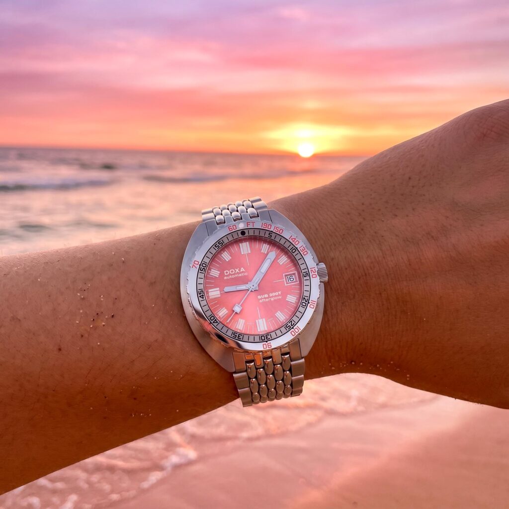 DOXA SUB 200T Afterglow fotografía ambiental en la costa al atardecer