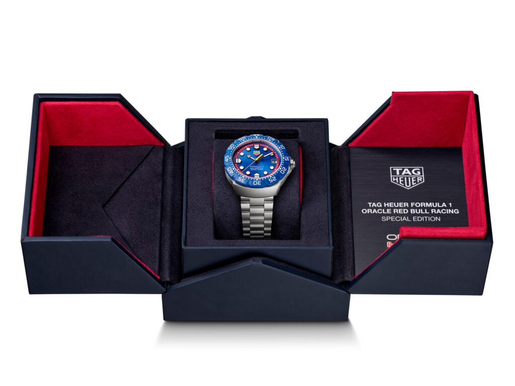 Interior del estuche con el reloj TAG Heuer Formula 1 Solargraph Red Bull Racing