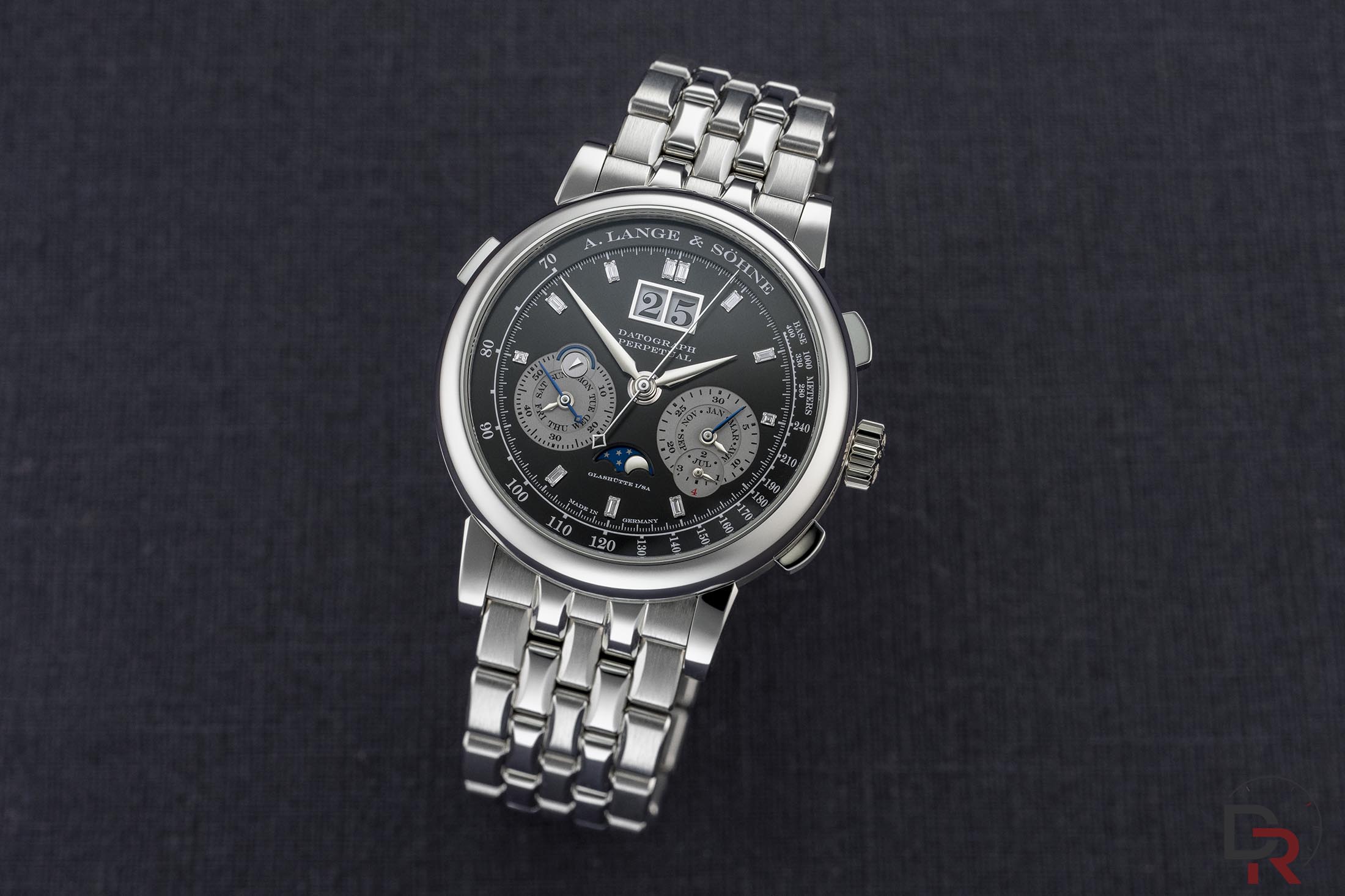 A. Lange & Söhne Datograph Perpetuo en platino 950 con esfera negra e índices de diamante baguette para la portada de Debajo del Reloj.