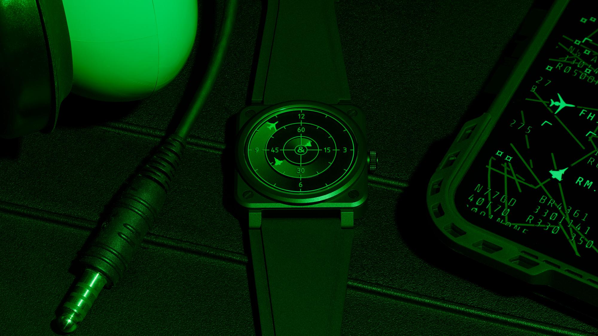 Reloj Bell & Ross BR-03 Green Radar Ceramic de edición limitada con esfera de discos concéntricos sobre cristal de zafiro verde.