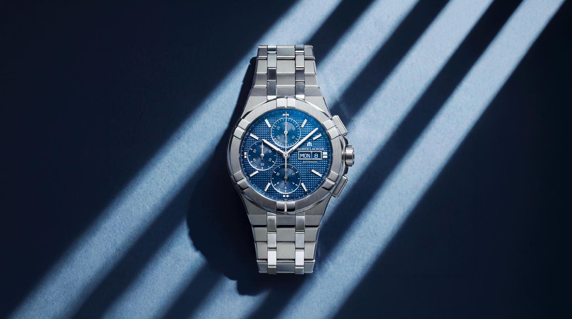 Maurice Lacroix AIKON Automatic Chronograph con esfera azul Clous de Paris y brazalete integrado de acero.