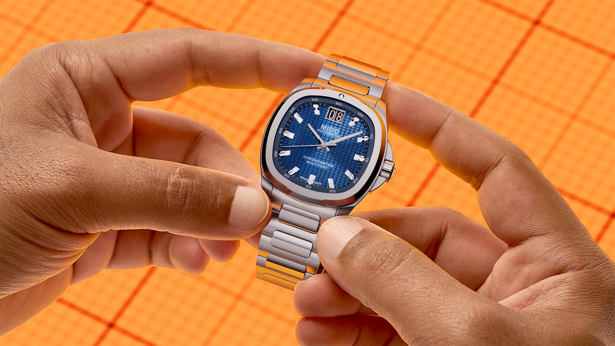 MIDO Multifort TV Big Date Chronometer COSC con esfera azul ajedrezada y brazalete de acero