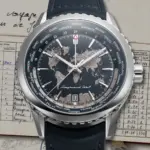 Reloj RAYMOND WEIL Freelancer World-Traveller con esfera azul y champán en relieve, función GMT y bisel Worldtimer de 24 ciudades.