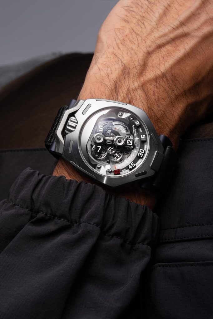 URWERK UR-300 Time Quantum en la muñeca mostrando su imponente caja de titanio
